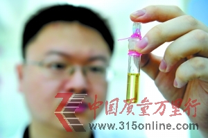工作人員對食用油品進行檢測。記者張宇杰 攝 工作人員對食用油品進行檢測。記者張宇杰 攝