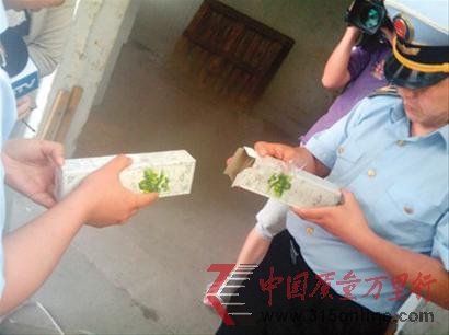 執法人員正在冷庫對食品進行檢查 執法人員正在冷庫對食品進行檢查