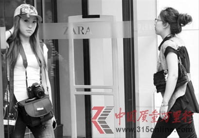 近日,ZARA服裝又被曝出不合格。圖為ZARA店面的消費者。 近日,ZARA服裝又被曝出不合格。圖為ZARA店面的消費者。