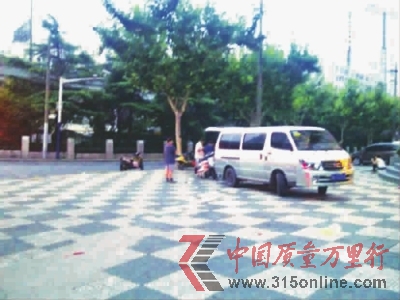 ■面包車正在卸貨 房浩 攝(記者抓拍) ■面包車正在卸貨 房浩 攝(記者抓拍)