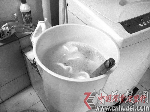 　　正在洗滌的白毛巾