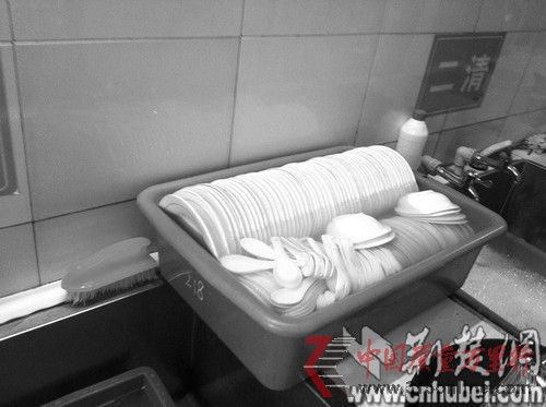 　　被漂白水浸泡的碗