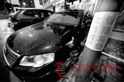 ■電線桿上貼著“上島咖啡專用車位”標識 見習記者 陳夢澤 攝