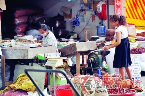 信立農批市場的辣椒粉銷往全國各地。日前石排查獲一批含致癌染料的辣椒粉,都是從該市場購進的。 梁清 攝 信立農批市場的辣椒粉銷往全國各地。日前石排查獲一批含致癌染料的辣椒粉,都是從該市場購進的。 梁清 攝