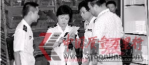 昨日,市食品藥品監督管理局執法人員查處安利的不合格產品。圖/記者張軼 實習生宋漢濤 昨日,市食品藥品監督管理局執法人員查處安利的不合格產品。圖/記者張軼 實習生宋漢濤