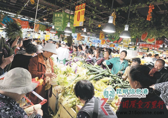 很多市民都是沖著“便宜價”到超市買菜。記者楊艷輝/攝 很多市民都是沖著“便宜價”到超市買菜。記者楊艷輝/攝