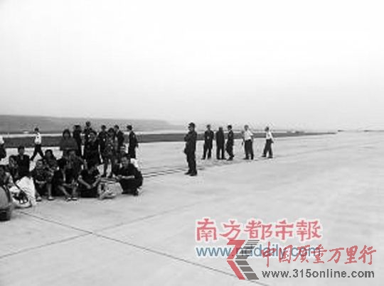 乘客在昆明機場跑道上靜坐。 網絡圖片