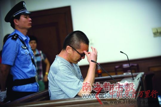 昨日下午,深圳光明新區光明執法隊原南片區隊長潘健受審,他涉嫌充當病死豬肉加工商販“保護傘”并受賄9000元。 南都記者陳文才攝 昨日下午,深圳光明新區光明執法隊原南片區隊長潘健受審,他涉嫌充當病死豬肉加工商販“保護傘”并受賄9000元。 南都記者陳文才攝