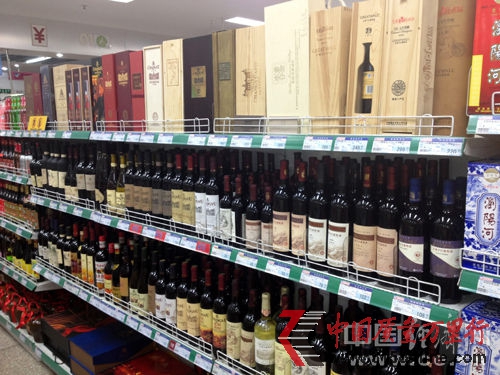 張裕葡萄酒占滿了華堂超市3排貨架(記者張欣瑜攝) 張裕葡萄酒占滿了華堂超市3排貨架(記者張欣瑜攝)