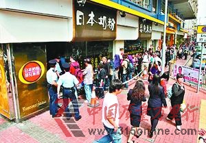 很多內地家長到日本都要排隊買日本奶粉回國。 很多內地家長到日本都要排隊買日本奶粉回國。