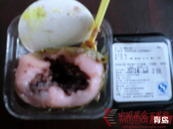 王女士稱她買的櫻花大阿福點心餡已發暗,味道刺鼻 王女士稱她買的櫻花大阿福點心餡已發暗,味道刺鼻