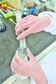 將工業(yè)冰醋酸倒入三角瓶中向三角瓶中