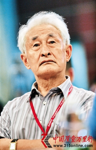 貴州茅臺(tái)集團(tuán)名譽(yù)董事長(zhǎng)季克良。 貴州茅臺(tái)集團(tuán)名譽(yù)董事長(zhǎng)季克良。