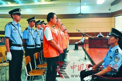 □“地溝油”銷售案11名被告人均來自河南兩家油脂企業(yè)。 □“地溝油”銷售案11名被告人均來自河南兩家油脂企業(yè)。