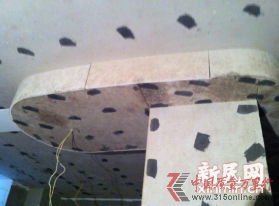 116號的郭先生家發霉的天花板。新民網記者胡彥珣 現場回傳