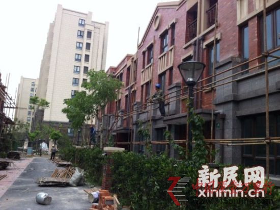 小區內幾乎所有的別墅旁都搭著腳手架,正在全面修繕。新民網記者胡彥珣 現場回傳 小區內幾乎所有的別墅旁都搭著腳手架,正在全面修繕。新民網記者胡彥珣 現場回傳
