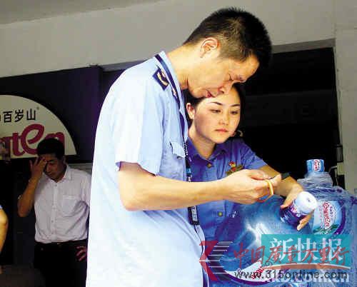 ■執(zhí)法人員在店外堆放的空桶中,找到了一個(gè)標(biāo)有問題生產(chǎn)許可證號(hào)的塑料桶。新快報(bào)記者付玉良/攝 ■執(zhí)法人員在店外堆放的空桶中,找到了一個(gè)標(biāo)有問題生產(chǎn)許可證號(hào)的塑料桶。新快報(bào)記者付玉良/攝