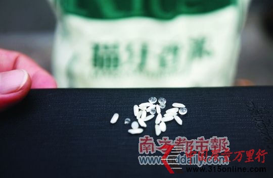 孫先生從百佳超市買回的米里摻雜了不明膠粒狀物體。南都記者 梁清 攝 孫先生從百佳超市買回的米里摻雜了不明膠粒狀物體。南都記者 梁清 攝