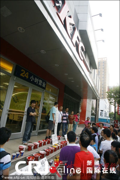 2012年9月4日,楊先生買了22份全家桶,放在武漢漢口京漢大道肯德基餐廳門口,質疑餐廳“食品安全存在嚴重問題”。圖片來源:CFP 2012年9月4日,楊先生買了22份全家桶,放在武漢漢口京漢大道肯德基餐廳門口,質疑餐廳“食品安全存在嚴重問題”。圖片來源:CFP