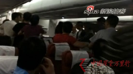 四川航空機上混亂場面,視頻截圖 四川航空機上混亂場面,視頻截圖