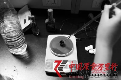 給實驗用的93號汽油樣本稱重。 給實驗用的93號汽油樣本稱重。