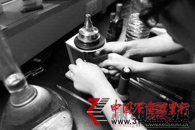 加入一根引燃的鐵絲。 加入一根引燃的鐵絲。