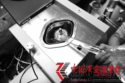 將實驗樣本放入儀器準備實驗。 將實驗樣本放入儀器準備實驗。