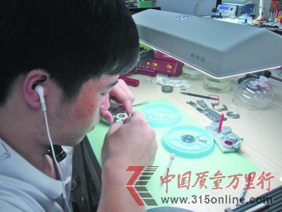 手表維修是個精細活,目前價格完全放開,完全由市場決定。 手表維修是個精細活,目前價格完全放開,完全由市場決定。