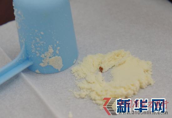 雅培嬰幼兒奶粉現(xiàn)異物 郭小天 攝 來源:新華網(wǎng) 雅培嬰幼兒奶粉現(xiàn)異物 郭小天 攝 來源:新華網(wǎng)