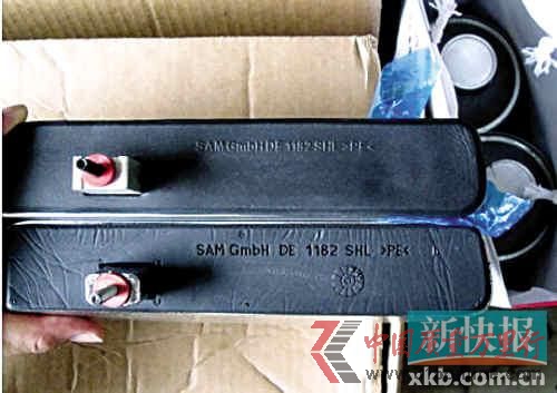 圖片上方為正品進(jìn)口行李架配件,下方為胡先生購買的行李架配件,兩者多處細(xì)節(jié)不同。 受訪者供圖