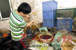 做月餅的油懷疑是地溝油。 做月餅的油懷疑是地溝油。