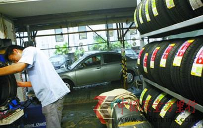 不少車主在節(jié)日出行前對車輛進行檢修,汽修店業(yè)務量增加 不少車主在節(jié)日出行前對車輛進行檢修,汽修店業(yè)務量增加