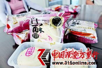不少月餅長了毛。 本報記者 修從濤 攝 不少月餅長了毛。 本報記者 修從濤 攝