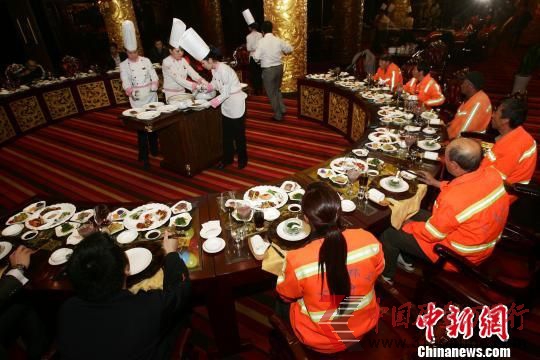 9月30日中秋節,一條“山西太原一商家中秋請環衛工人吃鮑魚”的新聞在網絡上發布后,迅速引起國內外多家媒體轉載與網友的熱議,網民對此褒貶不一。 張云 攝