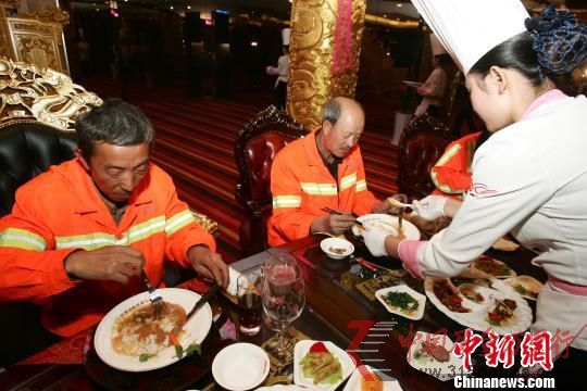 9月30日中秋節,一條“山西太原一商家中秋請環衛工人吃鮑魚”的新聞在網絡上發布后,迅速引起國內外多家媒體轉載與網友的熱議,網民對此褒貶不一。 張云 攝