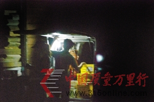 每晚八點到十一點半左右,是“瀝青鴨”窩點上半夜最忙碌的時候。 每晚八點到十一點半左右,是“瀝青鴨”窩點上半夜最忙碌的時候。