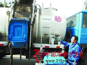 中型酒店賣泔水一年賺20萬高利潤致地溝油回流