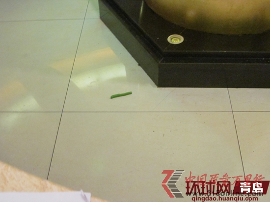 工作人員朝消費者摔單子后留下的筆(于女士提供) 工作人員朝消費者摔單子后留下的筆(于女士提供)