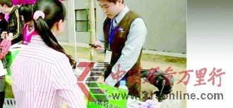 圖為三星售后服務人員在調試手機。 (資料圖片)