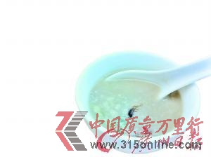 四星級酒店的粥里吃出“小強”。(受訪者供圖) 四星級酒店的粥里吃出“小強”。(受訪者供圖)