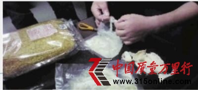 10月17日,水生動(dòng)物防疫檢疫站高級(jí)工程師鑒定魚翅真假。記者 曾韌 攝