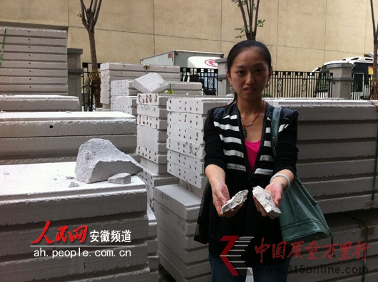 即便是瘦瘦的女業主,板材在手上也是一掰就碎 即便是瘦瘦的女業主,板材在手上也是一掰就碎