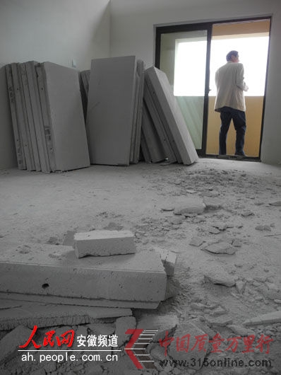 業主們的心就像這些板材一樣,碎了一地。 業主們的心就像這些板材一樣,碎了一地。