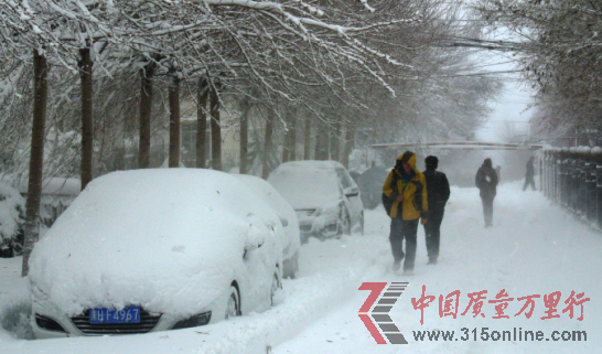 人們?cè)诒╋L(fēng)雪中艱難地行走。包洪生攝 人們?cè)诒╋L(fēng)雪中艱難地行走。包洪生攝