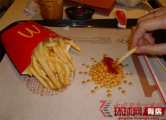 快餐店里,顧客習慣將薯條下面的餐巾紙抽走 快餐店里,顧客習慣將薯條下面的餐巾紙抽走