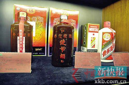 ■酒柜內的外交使團使節酒引人注目。侯鵬飛/攝 ■酒柜內的外交使團使節酒引人注目。侯鵬飛/攝