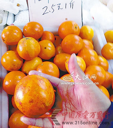 南昌小超市水果攤現(xiàn)染色橙子產(chǎn)地均來自外省