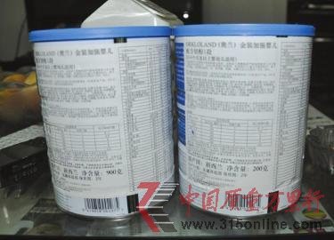 劉先生之前買的奶粉和近日買的奶粉白標對比。 劉先生之前買的奶粉和近日買的奶粉白標對比。