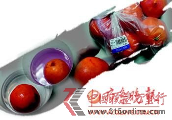 ▲記者從樂購超市購買的“一級贛南臍橙”,表面有異于表皮顏色的紅斑,而泡過橙子的水呈現紅色。本報記者 孫國祥 攝