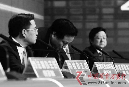 昨晚,在電視問政現場,武漢市食品藥品監督管理局局長楊澤發向市民鞠躬道歉。 本報記者 王箏 攝 昨晚,在電視問政現場,武漢市食品藥品監督管理局局長楊澤發向市民鞠躬道歉。 本報記者 王箏 攝